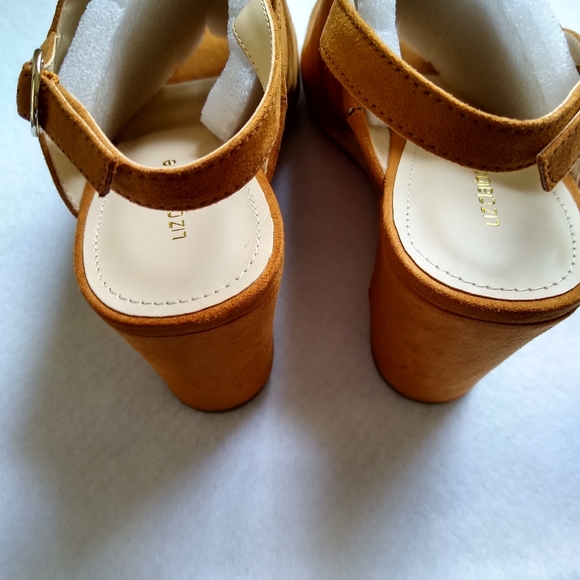 Liz Claiborne Tan Wedges - NWOT - Picture 3 of 4